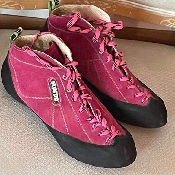 SCARPA Climbing Shoes, Pink Suede’s Women’s Size EU 42, US 10 Made in Italy - Picture 1 of 16